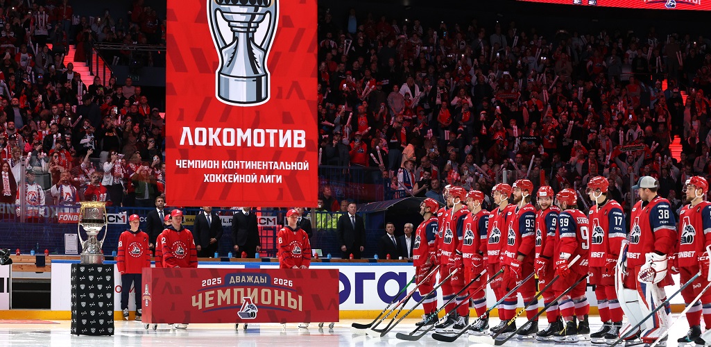 Хоккеисты «Локомотива» на церемонии подъёма чемпионского баннера в Ярославле