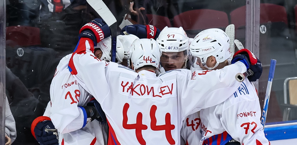 Игроки «Металлурга» Егор Яковлев (№ 44), Люк Джонсон (№ 47), Степан Старков (№ 18) и Артём Минулин (№ 72) обнимаются после гола в матче с «Салаватом Юлаевым» 9 октября