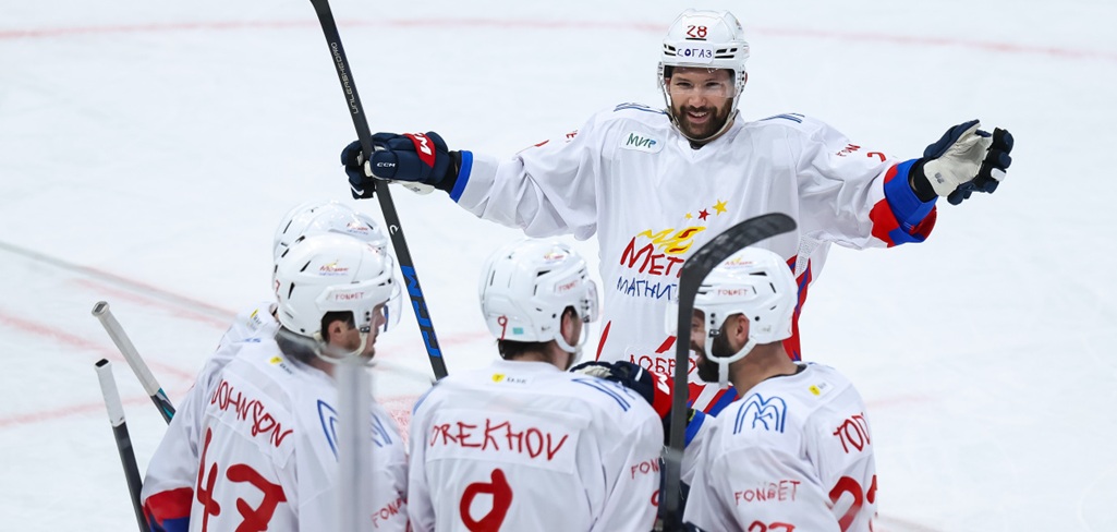 Сергей Толчинский (№ 28), Люк Джонсон (№ 47), Валерий Орехов (№ 9) и Нэйтан Тодд (№ 27) из «Металлурга» празднуют гол в матче с «Салаватом Юлаевым» 9 октября в Магнитогорске