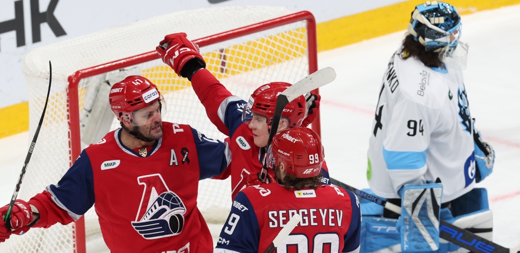 Александр Радулов (№ 47) и Андрей Сергеев (№ 99) из «Локомотива» празднуют гол в ворота минского «Динамо» 10 октября в Ярославле
