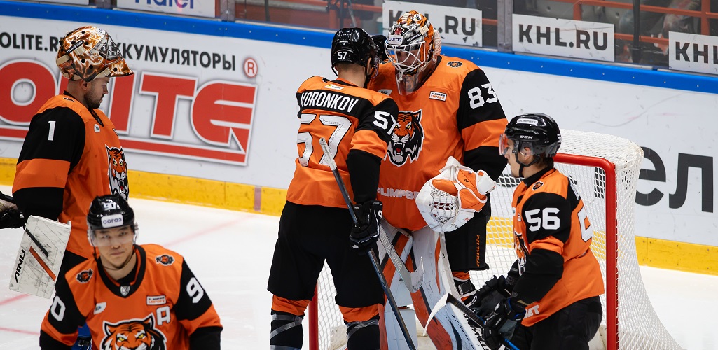 Вратарь «Амура» Максим Дорожко (№ 83), Егор Воронков (№ 57) и Григорий Кузьмин (№ 56) на матче со «Спартаком» в Хабаровске 14 октября 2026 года